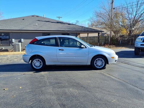Used 2006 Ford Focus SE image 2