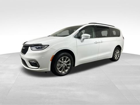 Used 2022 Chrysler Pacifica Touring-L AWD/4WD image 2