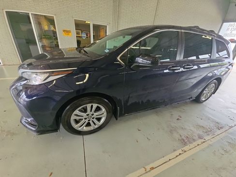 Used 2022 Toyota Sienna XSE w/ XSE Plus Package image 1