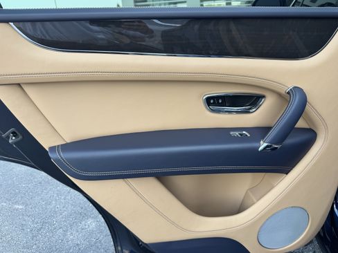 Used 2019 Bentley Bentayga AWD/4WD image 28