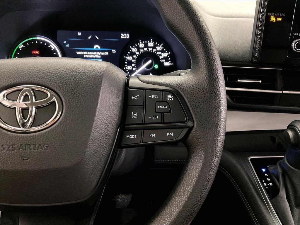 Used 2025 Toyota Sienna LE FWD image 23