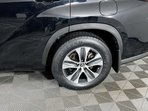 Used 2023 Toyota Highlander XLE image 32