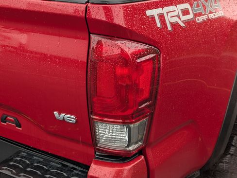Used 2017 Toyota Tacoma TRD Off-Road w/ Premium & Technology Package AWD/4WD image 11