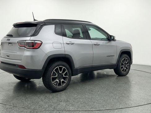 Used 2025 Jeep Compass Trailhawk AWD/4WD image 9