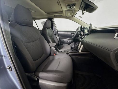 Used 2025 Toyota Corolla Cross LE w/ Moonroof Package image 28