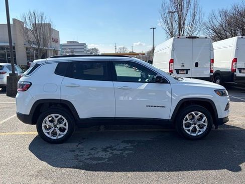 Used 2025 Jeep Compass Latitude w/ Sun & Sound Group image 9