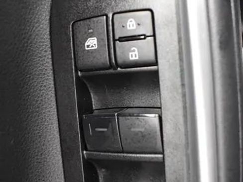 Used 2025 Toyota Highlander LE FWD image 21