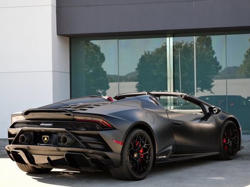 Used 2023 Lamborghini Huracan EVO image 3