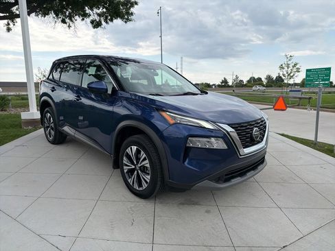 Used 2021 Nissan Rogue SV FWD image 2
