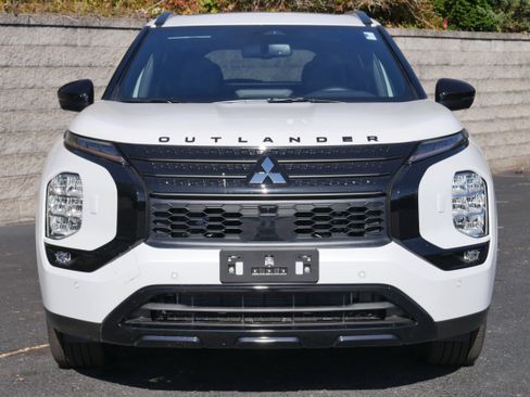 New 2025 Mitsubishi Outlander image 2