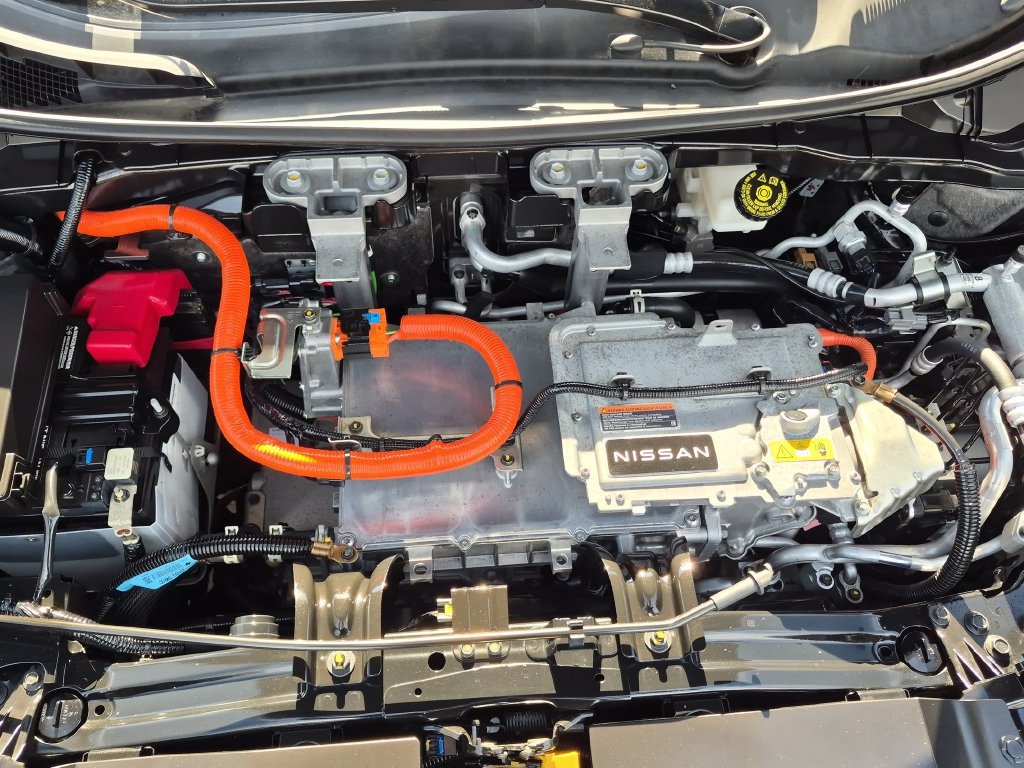 Used 2023 Nissan Ariya AWD image 9
