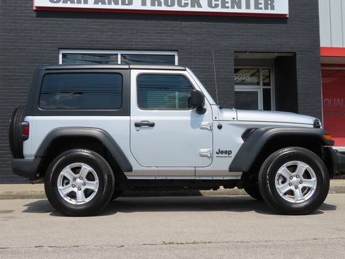 Used 2022 Jeep Wrangler Sport AWD/4WD image 3