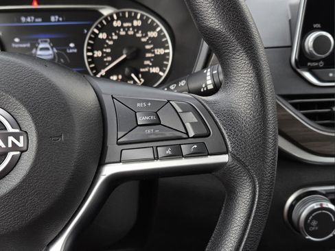 Used 2025 Nissan Altima 2.5 SV FWD image 31