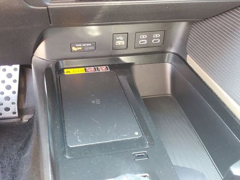 Used 2025 Toyota Camry SE image 28