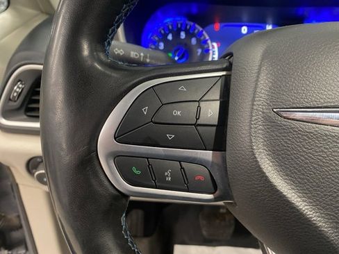 Used 2021 Chrysler Pacifica Touring-L image 16