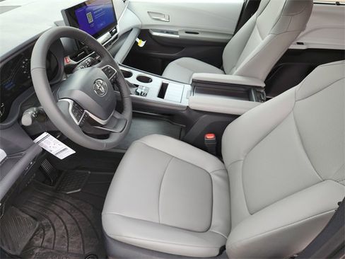 New 2026 Toyota Sienna XLE image 9