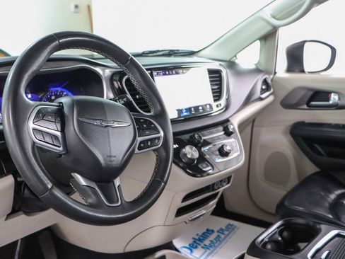 Used 2023 Chrysler Pacifica Touring-L image 22