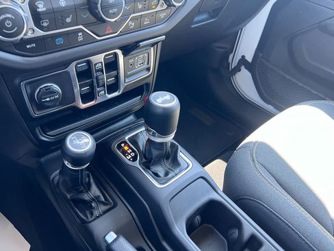 Certified 2025 Jeep Wrangler Sahara w/ Safety Group image 23