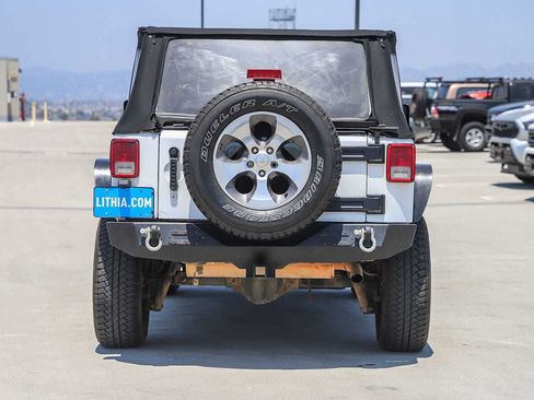 Used 2017 Jeep Wrangler Unlimited Sahara w/ Connectivity Group AWD/4WD image 10