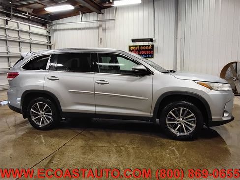Used 2019 Toyota Highlander XLE AWD/4WD image 2
