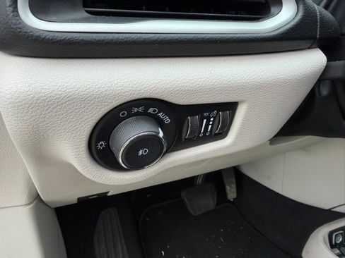 Used 2023 Chrysler Pacifica Touring-L FWD image 18