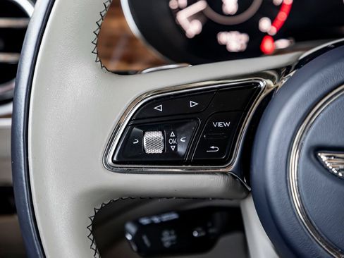 Used 2024 Bentley Bentayga AWD/4WD image 22