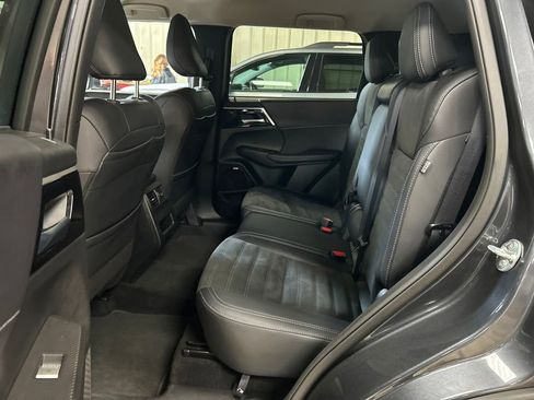 Used 2025 Mitsubishi Outlander SE image 25