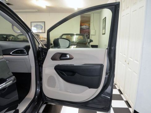Used 2019 Chrysler Pacifica Touring-L FWD image 20