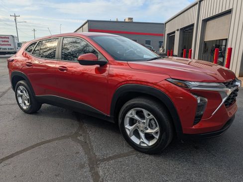 Used 2024 Chevrolet Trax LS w/ LS Convenience Package image 5