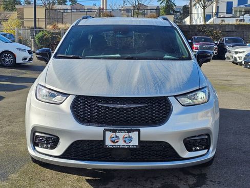 New 2026 Chrysler Pacifica Select image 3