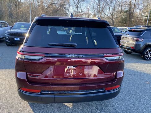 New 2025 Jeep Grand Cherokee Laredo image 4