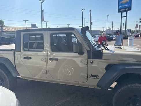 Used 2020 Jeep Gladiator Sport w/ Quick Order Package 24S image 13