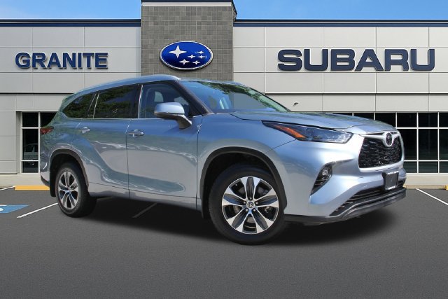 Used 2022 Toyota Highlander XLE AWD/4WD image 3