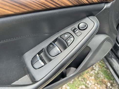 Used 2016 Nissan Maxima Platinum w/ Interior Lighting Package FWD image 17