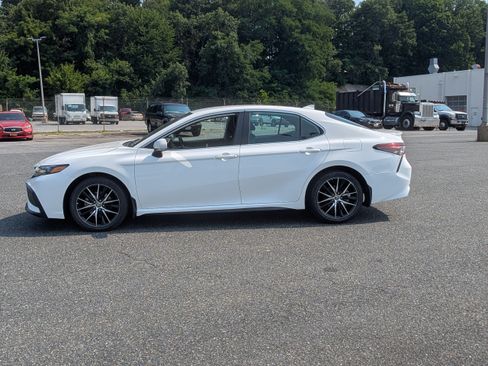 Used 2024 Toyota Camry SE w/ Cold Weather Package FWD image 5