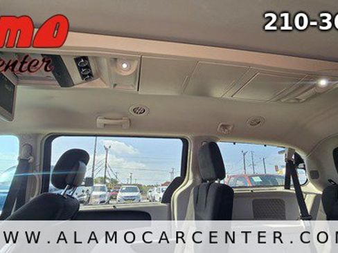 Used 2014 Chrysler Town & Country Touring FWD image 30