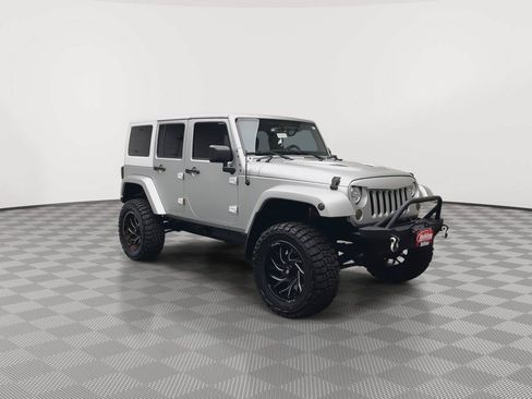 Used 2017 Jeep Wrangler Unlimited Sahara w/ Dual Top Group AWD/4WD image 29