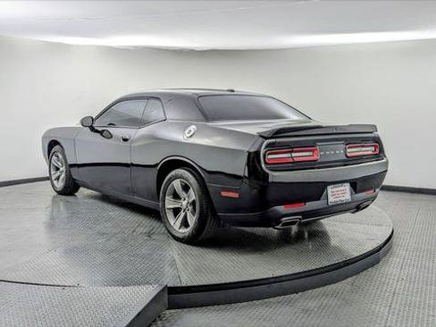 Used 2019 Dodge Challenger SXT image 5