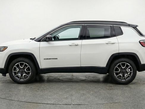 Used 2025 Jeep Compass Trailhawk image 5