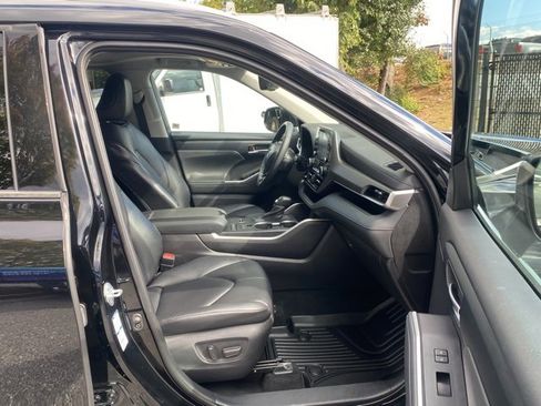 Used 2021 Toyota Highlander XLE image 27