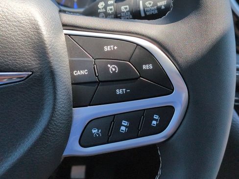 Used 2025 Chrysler Pacifica Select FWD image 23