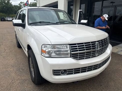Used 2014 Lincoln Navigator 4WD image 2