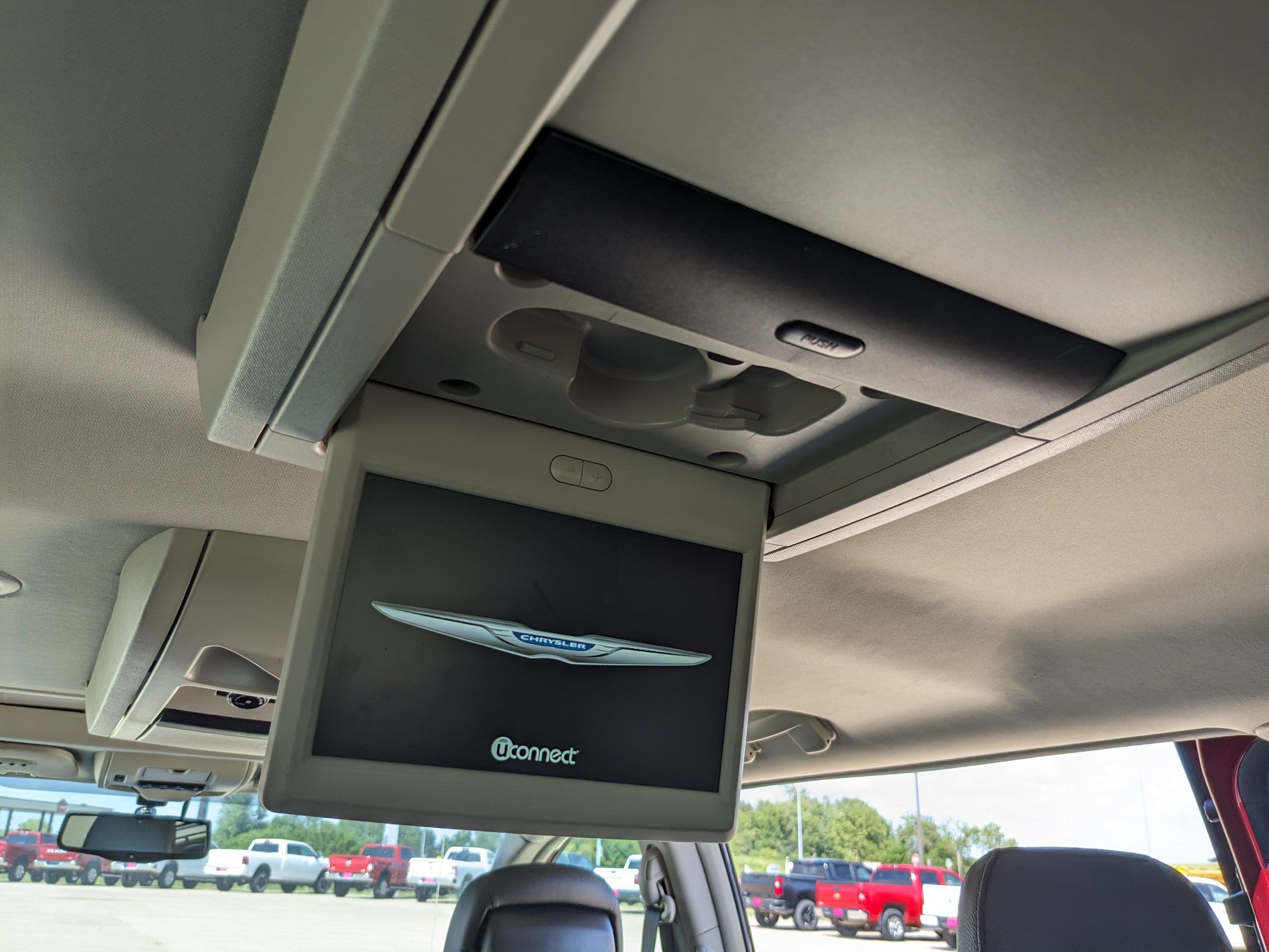Used 2016 Chrysler Town & Country Touring-L FWD image 42