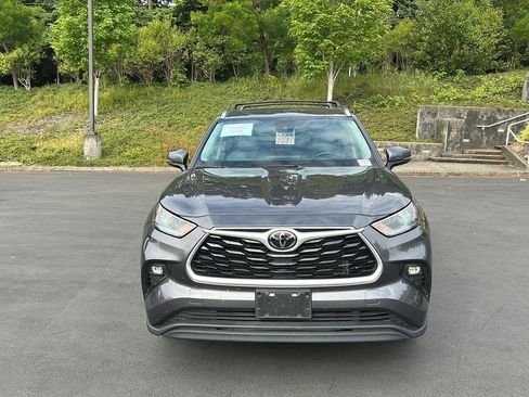 Used 2021 Toyota Highlander XLE AWD/4WD image 7