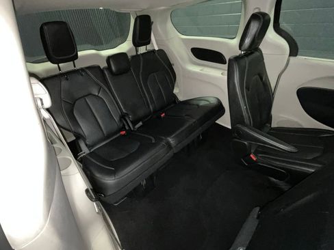 Used 2024 Chrysler Pacifica Touring-L image 19