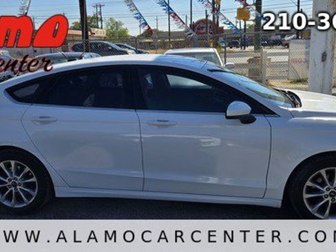 Used 2017 Ford Fusion SE image 6