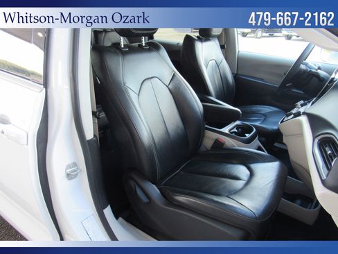 Used 2022 Chrysler Pacifica Touring-L image 30