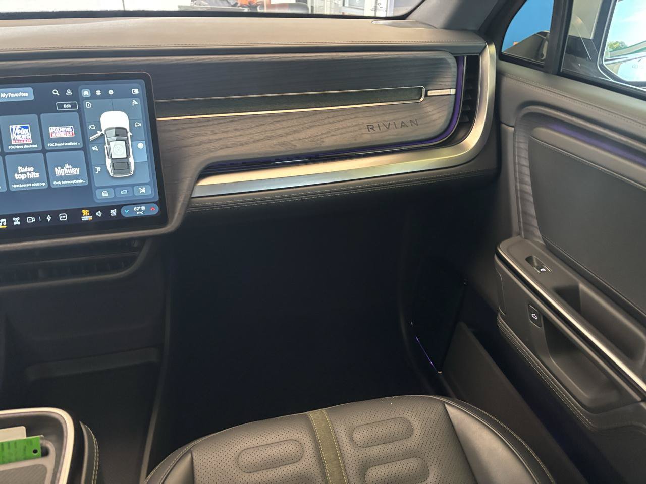 Used 2025 Rivian R1S Adventure Dual AWD/4WD image 12