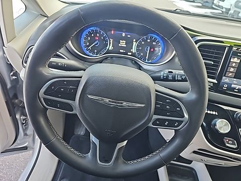 Used 2024 Chrysler Pacifica Touring-L image 16