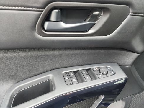 Used 2025 Nissan Pathfinder SV image 37